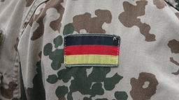 Ein Aufnäher einer Deutschlandflagge auf einer Uniform der deutschen Marine