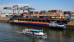 Duisburger Hafen: Frachtschiffe werden mit Containern beladen,