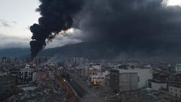 Erdbeben: Rauchwolke über Iskenderun, Türkei