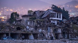 05.02.2024, Türkei, Antakya: Trümmer zerstörter Wohnhäuser in der Innenstadt von Antakya.