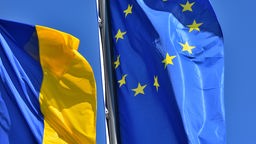 Die Flaggen der Ukraine und der Europäischen Union