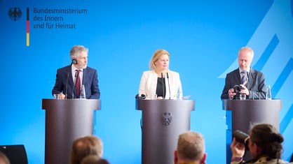 Fernando Grande-Marlaska, spanischer Innenminister, Nancy Faeser (SPD), Bundesinnenministerin, und Anders Hall, schwedischer Staatssekretär im Innenministerium, geben ein Statement ab.
