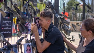 29.07.2024, Israel, Madschdal Schams: Jugendliche der drusischen Minderheit weinen an einer behelfsmäßigen Gedenkstätte für die Kinder und Jugendlichen, die bei einem Raketenangriff getötet wurden.