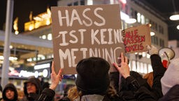 Schild auf einer Demo mit der Aufschrift: "Hass ist keine Meinung"