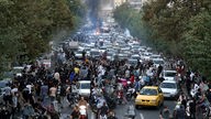 21.09.2022, Iran, Tehran: Demonstranten skandieren während eines Protestes in der Innenstadt von Teheran Parolen gegen den Tod der 22-jährigen Iranerin Mahsa Amini