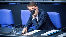 Bundesgesundheitsminister Karl Lauterbach (SPD) mit Maske im Bundestag