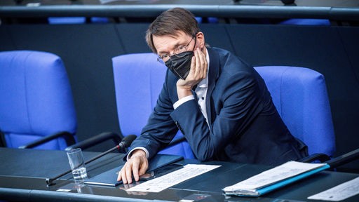 Bundesgesundheitsminister Karl Lauterbach (SPD) mit Maske im Bundestag
