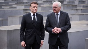 Bundespräsident Frank-Walter Steinmeier und der französische Präsident Emmanuel Macron am Holocaust-Denkmal in Berlin