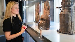 Nanette Snoep, Direktorin des Rautenstrauch-Joest-Museums in Köln, steht vor einer Vitrine mit Benin-Bronzen. 