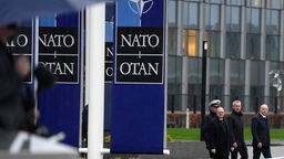 Jens Stoltenberg (2. von rechts) am 04.04.2024 zum 75-jährigen Bestehen der NATO am NATO-Hauptquartier in Brüssel