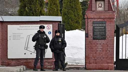 Polizisten stehen Wache auf dem Borissowskoje-Friedhof, wo die Beerdigung des russischen Oppositionsführers Alexej Nawalny am 1. März 2024 stattfindet sol