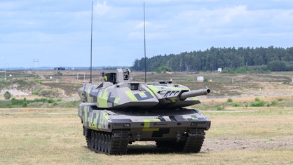 Ein Kampfpanzer Panther KF51 des Rüstungskonzerns Rheinmetall steht im Rheinmetall-Werk Unterlüß in Niedersachsen.