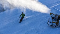 Winterberg im Sauerland: Ein Skifahrer passiert während der Abfahrt eine Schneekanone. 