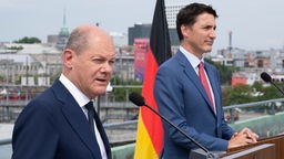 Bundeskanzler Olaf Scholz und Kanadas Premierminister Justin Trudeau während einer Open-Air-Pressekonferenz in Montreal. 
