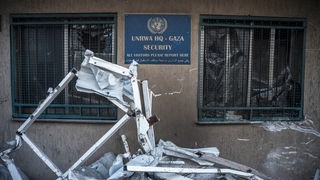 UNRWA: Zerstörung vor dem Hauptquartier der "United Nations Relief and Works Agency" in Gaza am 08.02.2024