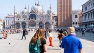 Touristen auf dem Markusplatz in Venedig, Italien