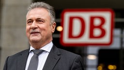 09.11.2023, Hannover: Claus Weselsky, GDL-Chef, gibt zum Auftakt der Tarifverhandlungen zwischen der Deutschen Bahn und der GDL ein Statement.
