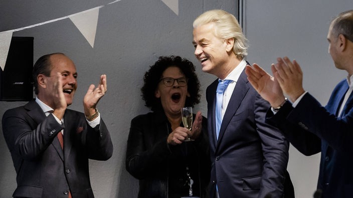 Geert Wilders (PVV) feiert seinen Sieg bei den niederländischen Parlamentswahlen 2023