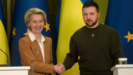 Wolodymyr Selenskyj, Präsident der Ukraine, und EU-Kommissionspräsidentin Ursula von der Leyen am 2.2.23 in Kiew. 