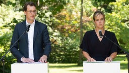 NRW-Ministerpräsident Hendrik Wüst und NRW-Grünen-Spitzenpolitikerin Mona Neubaur stellen in einem Statement im Garten den Koalitionsvertrag vor. 