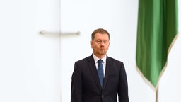 Michael Kretschmer (CDU), Ministerpräsident von Sachsen, steht vor Beginn der letzten Sitzung des sächsischen Landtages in der zu Ende gehenden Legislaturperiode im Plenarsaal.