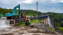 Aufräumarbeiten nach Sprengung der Rahmedetalbrücke bei Lüdenscheid. 