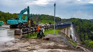 Aufräumarbeiten nach Sprengung der Rahmedetalbrücke bei Lüdenscheid. 