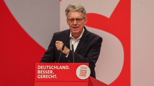 NRW-SPD-Chef Achim Post hält eine Rede. 