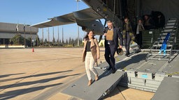 Außenministerin Annalena Baerbock steigt auf dem Flughafen von Damaskus aus einem A400M der Luftwaffe. 