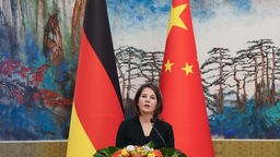 Annalena Baerbock (Bündnis 90/Die Grünen) spricht im Staatsgästehaus Diaoyutai während einer gemeinsame Pressekonferenz mit dem chinesischen Außenminister Gang.
