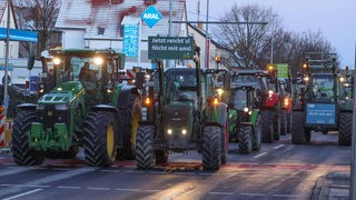 Bauern blockieren mit ihren Traktoren eine Straße in Hannover. 