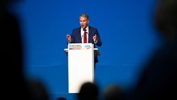 Björn Höcke, Vorsitzender der AfD in Thüringen, hält eine Rede auf dem Bundesparteitag in Riesa.