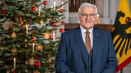 Bundespräsident Frank-Walter Steinmeier bei der Aufzeichnung seiner Weihnachtsansprache 2024 in Schloss Bellevue in Berlin. 