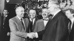 Michail Gobatschow wird durch Bundeskanzler Helmut Kohl am 12. Juni 1989 in Bonn empfangen. 
