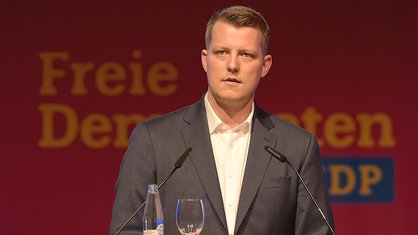 Henning Höne, Partei- und Fraktionschef der NRW-FDP, hält eine Rede. 