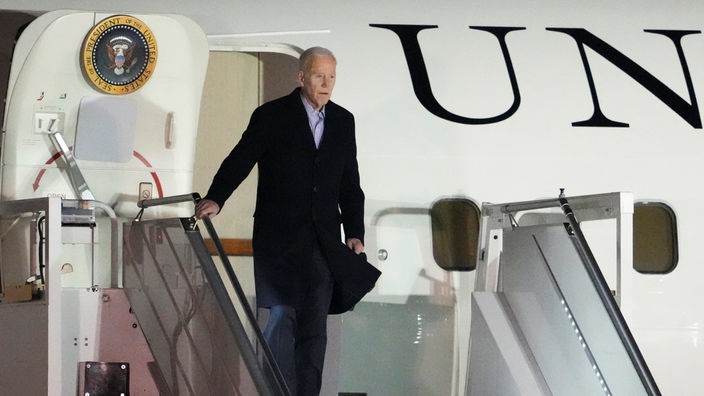 US-Präsident Joe Biden verlässt die Air Force One nach der Landung auf dem Warschauer Chopin Airport. 