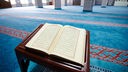 Ein aufgeschlagener Koran liegt im Gebetsraum der Ditib-Zentralmoschee in Wuppertal.