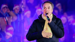 Chorleiter Michael Kokott bei dem Mitsing-Konzert "Loss mer Weihnachtsleeder singe" im RheinEnergieStadion in Köln.