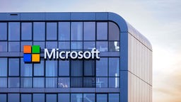 Logo der Microsoft Corporation am Sitz der Microsoft Deutschland GmbH im Rheinauhafen.