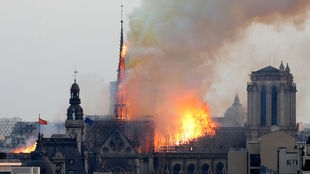 Flammen und Rauch steigen am von der Pariser Kathedrale Notre-Dame auf.
