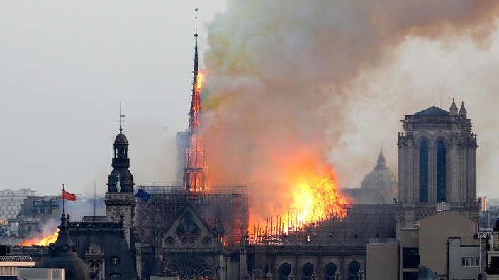 Flammen und Rauch steigen von der Pariser Kathedrale Notre-Dame auf.