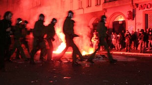 Straßenszene: Polizisten in Berlin auf einer Straße während der Ausschreitungen am 1. Mai. 