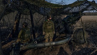 Ukrainische Soldaten sind an einer Position an der Frontlinie in der Region Donezk im Einsatz.