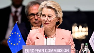 EU-Kommissionspräsidentin Ursula von der Leyen hört einer Rede zu. 