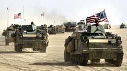 US-Militär-Einheiten rücken 2003 in Richtung irakischer Grenze vor.