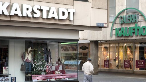 Filialen von Karstadt und Kaufhof nebeneinander in Fußgängerzone von Trier