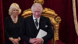 König Charles III. und Königsgemahlin Camilla nehmen an dem Treffen des Accession Council im St. James's Palace teil.