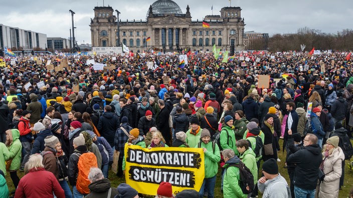 Berlin, 03.02.2024: 150.000 Menschen protestieren vor dem Reichstag gegen Rechtsextremismus