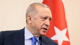 Der türkische Präsident Recep Tayyip Erdoğan vor einer türkischen Flagge