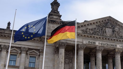 Die Flaggen der Bundesrepublik Deutschland und der Europäischen Union vor dem Bundestag